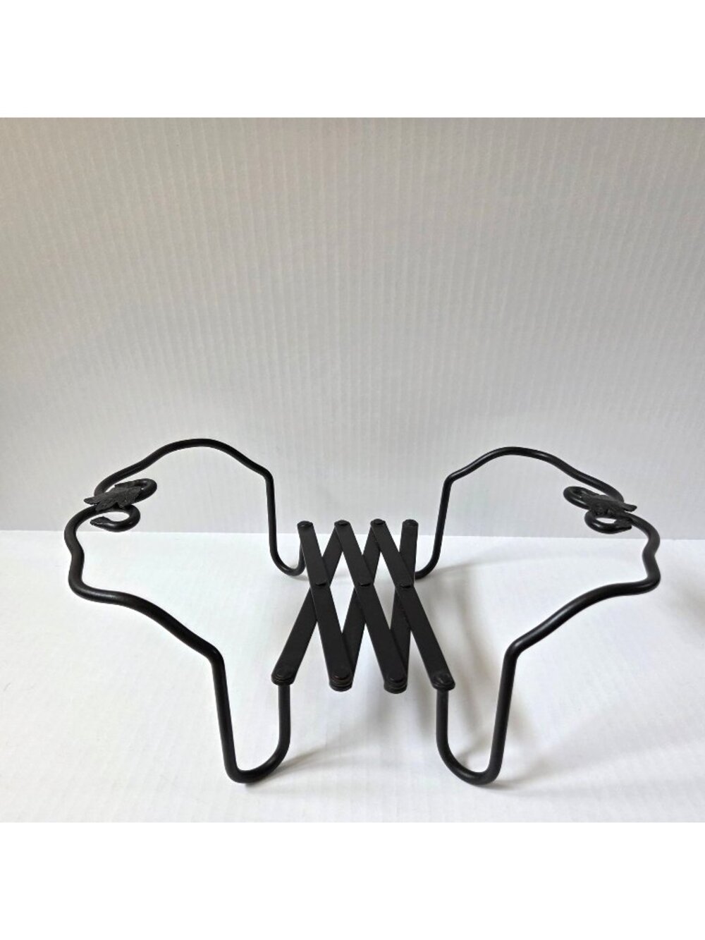 Longaberger Wrought Iron Expandable Trivet Will Hold Up To 9x13 Pottery Dish